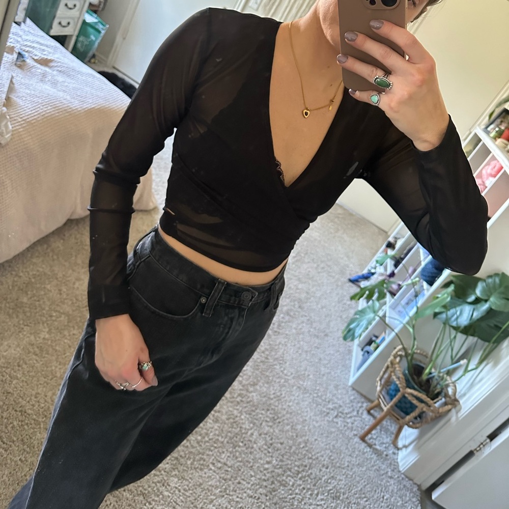 Forever 21 Mesh Tie V-Neck Top. Size M
